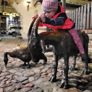 Socha kozy a husy z bronzu - památník jetčním zvířatům jako lákadlo pro děti při prohlídce Wroclawi.