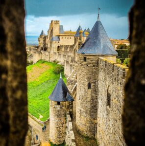 pohled na hradby a věže opevněného města a pevnosti Carcassonne ve Francii