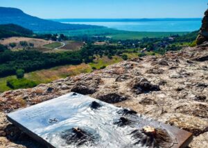 výhled na jezero Balaton z hradu Szigliget s bronzovou deskou s vyznačenými sopkami