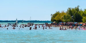 lidé se koupají na pláži Lido Strand III na Balatonu