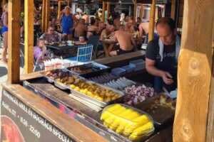 místní občerstvení - šťavnatá kukuřice, klobásy a masu na pláži Lido Strand III, Balaton