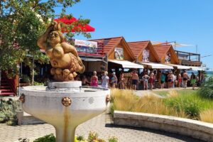 stánky s občerstvením na pláži Lidó Strand III ve Vonyarcvashegy na Balatonu