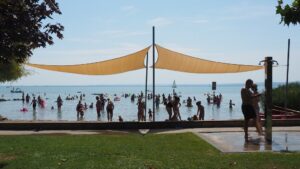 lidé se koupají na nejlepší pláži Balatonu Kisfaludy strand v Balatonfured