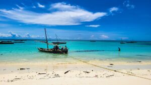 tradiční loď u pobřeží ostrova Zanzibar