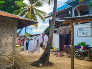 prádlo které se suší na slunci na šňůře u tradičních domů na Zanzibaru