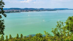 výhled z kopce u Tihany na jezero Balaton