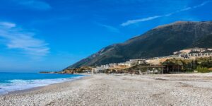 oblázková pláž a moře na Green Coast, pláži Palases v Albánii