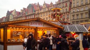 stánek s občerstvením Gofry na náměstí Rynek ve Wroclawi při každoročních adventních trzích