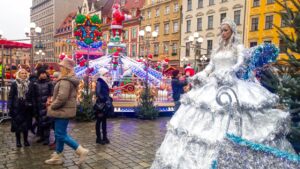 vánoční atrakce- živé sochy a kolotoče na vánočních trzích ve Wroclawi