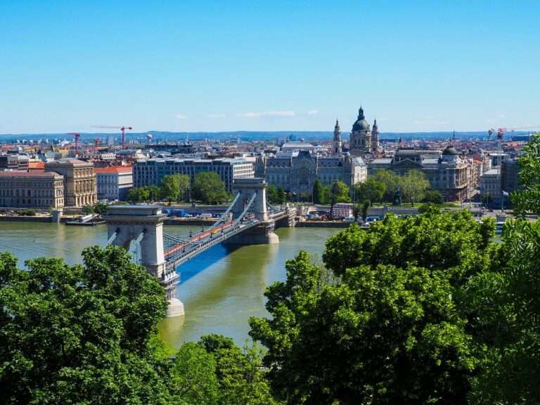 výhled na Széchenyiho řetězový most v centru Budapešti