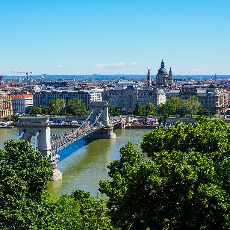 výhled na Széchenyiho řetězový most v centru Budapešti