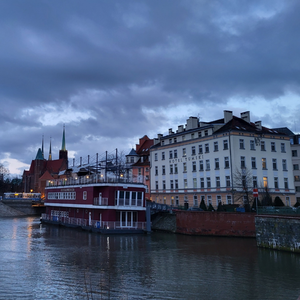 Tumski hotel s restaurací na lodi na řece Odra