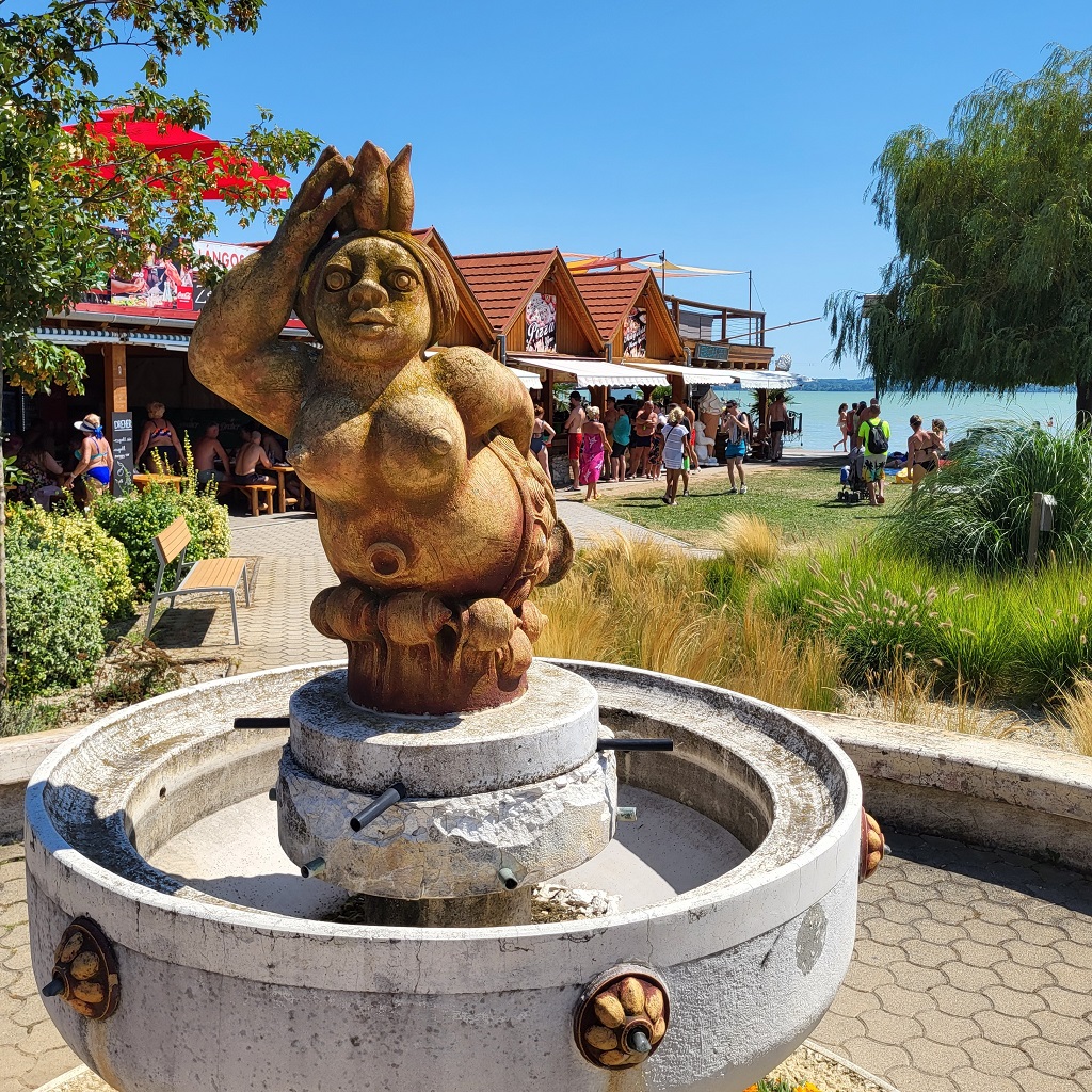 socha bohyně u vstupu na pláž Lido Strand III na Balatonu