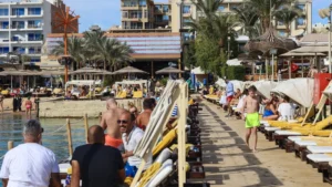 turisté na plážových lehátkách na mole pláže Dream Beach hotelu Elysees