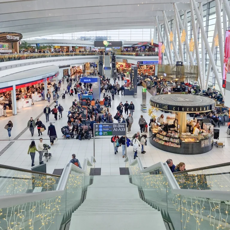 pasažéři pohybující se v odbavovací hale letiště Budapešť
