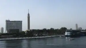 řeka Nil, vyhlídková věž Cairo Tower s hotelem Novotel v Káhiře v Egyptě