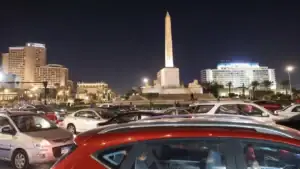 centrální náměstí Tahrir v Káhiře v Egyptě s monumentem osvobození a kolonami aut