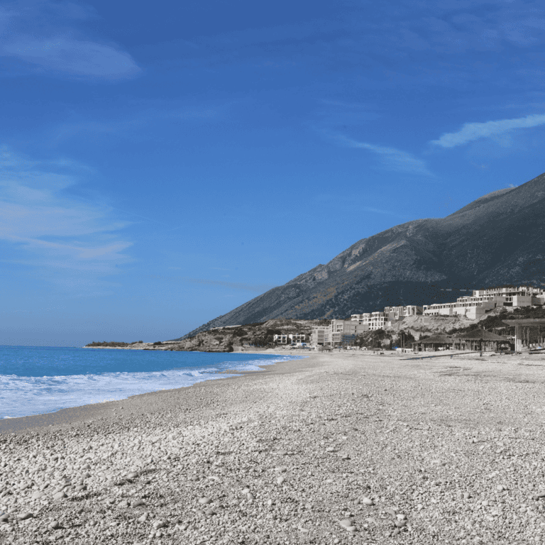 pláž Palasa bez lidí, pohled na část pobřeží Green Coast v Albánii