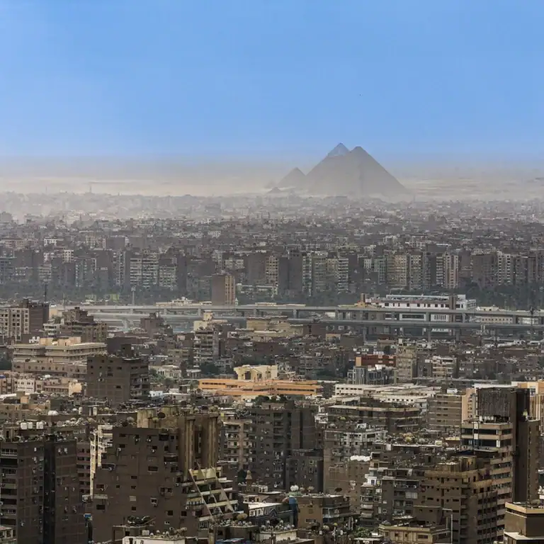 výhled na město Káhira s pyramidami v pozadí