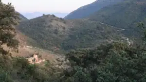 Klášter Kakome z pěší stezky k pláži Krorëz