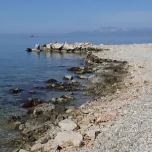 skaliska a okraj pláže Augusto v Ksamilu v Albánii