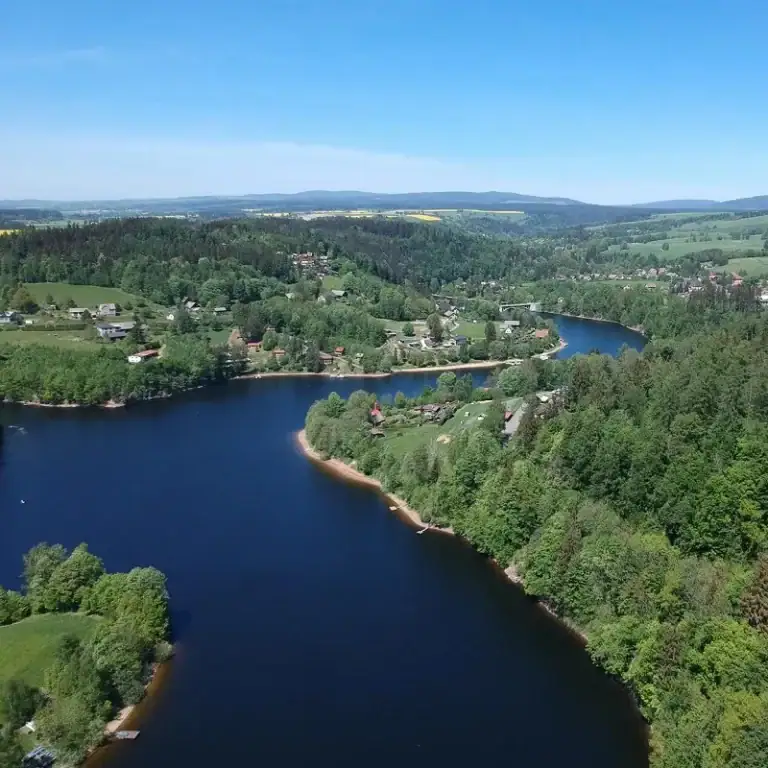 Zalesněné svahy a poklidná hladina Pastvinské přehrady tvoří ideální kombinaci pro milovníky klidu, přírody a aktivního odpočinku v srdci Orlických hor.