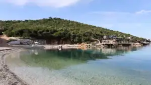pholed na kamenitou pláž a modrou vodu pláže Augusto - the last bay- v Ksmailu v Albánii