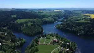Pohled z výšky na rekreační oblast Pastviny, kde najdete kempy, chatičky a krásné zátoky vhodné ke koupání, vodním sportům i rodinné dovolené.