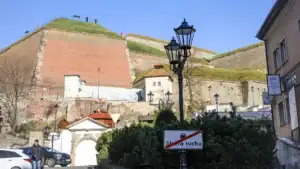 mohutné zdi klodzk´trze, pohled z centra města