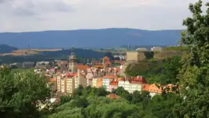 Pohled na město Klodzko z Ovčí hory, ideální výletní místo pro rodiny s dětmi