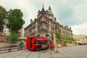 Historické náměstí (rynek) v Klodzku s barokními domy a radnicí, vhodné pro rodinné výlety