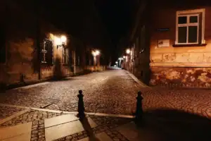 Osvětlená historická ulice starého města v Klodzku s nočními lampami
