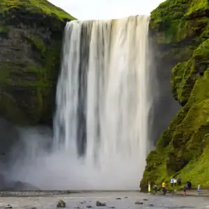 Vodopád Skógafoss na jihu Islandu – majestátní 60 metrů vysoký vodopád s duhou v mlze, jeden z nejkrásnějších vodopádů Islandu. © bezKompasu
