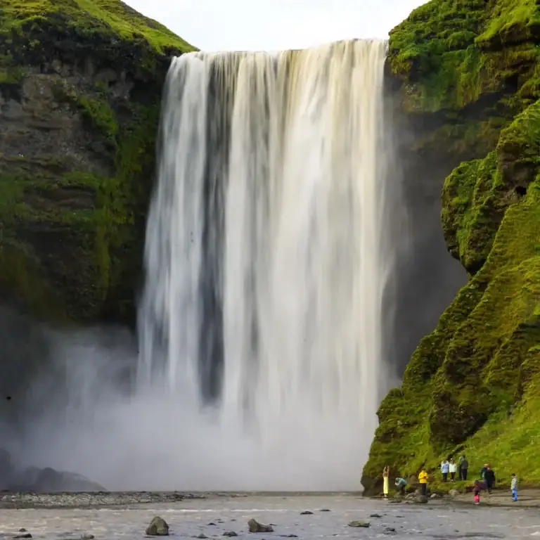 Vodopád Skógafoss na jihu Islandu – majestátní 60 metrů vysoký vodopád s duhou v mlze, jeden z nejkrásnějších vodopádů Islandu. © bezKompasu