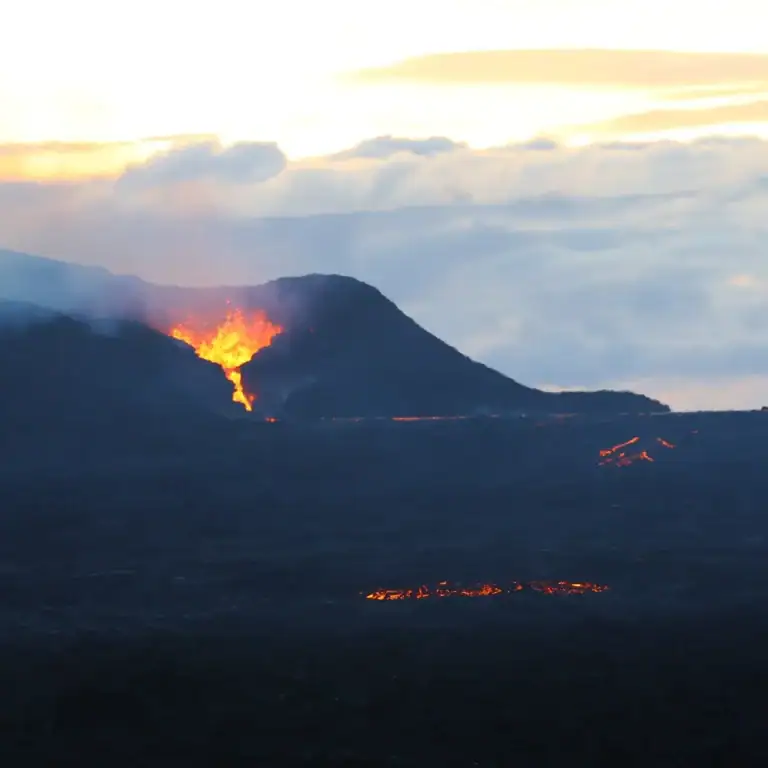 Kráter aktivní sopky na Islandu při erupci, proudy žhavé lávy