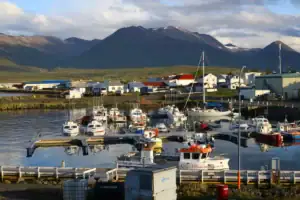 Rybářské lodě v přístavu Dalvík na severu Islandu © bezKompasu