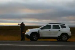 Půjčené auto zaparkované u silnice na Islandu © bezKompasu