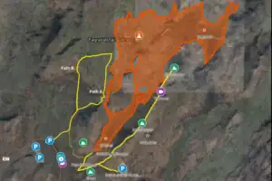 Schematická mapa turistických tras k sopce Sundhnúkur na Islandu – Path A, B, C, E a Nátthagi s parkovišti P1 a P2
