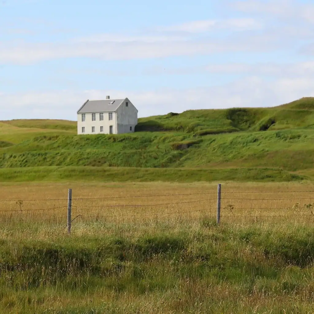 Malý domek na louce uprostřed islandské přírody
