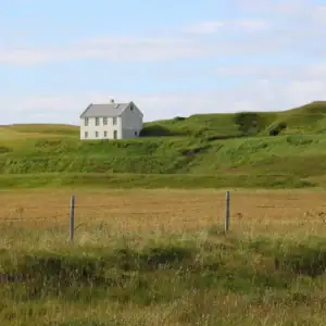 Malý domek na louce uprostřed islandské přírody