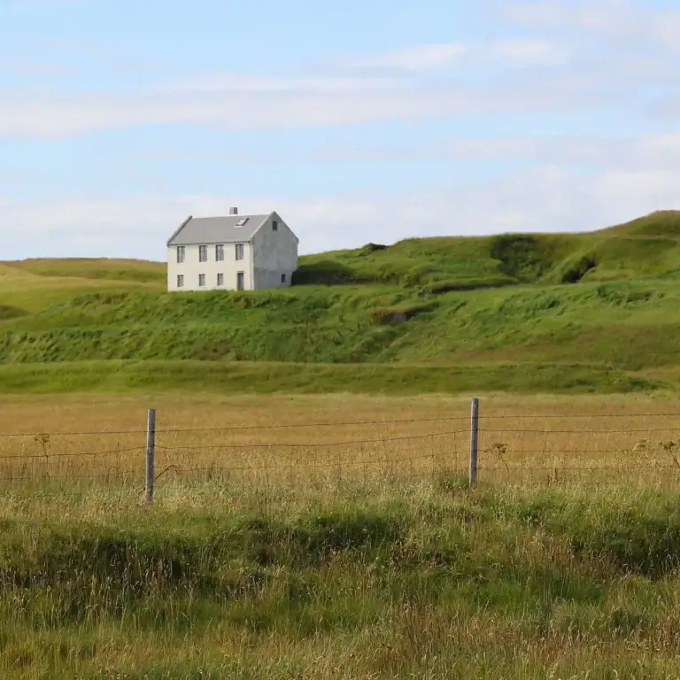 Malý domek na louce uprostřed islandské přírody