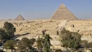 výhled na pyramidy a sfingu z terasy hotelu v Gíze