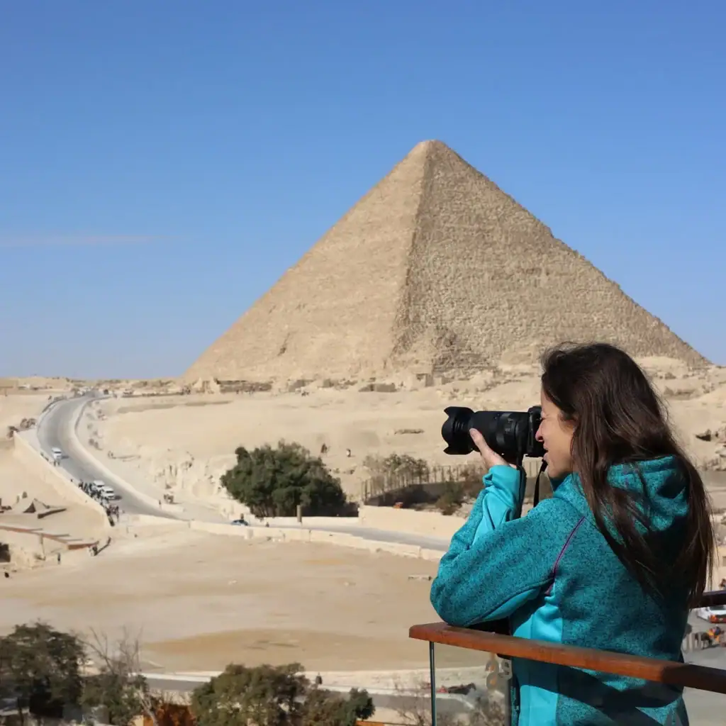 žena fotí z terasy hotel pyramidy v Gíze