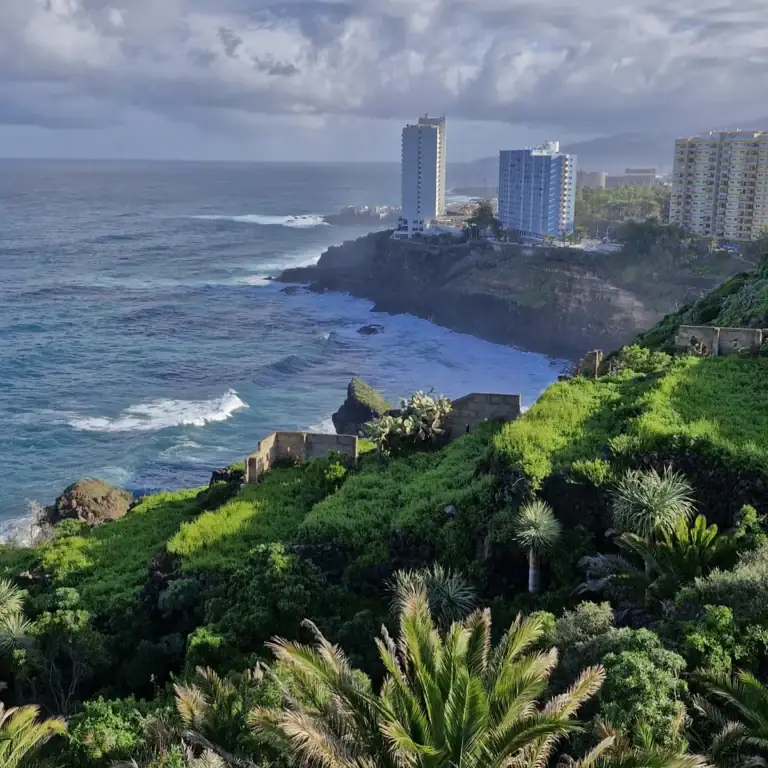 Výhled na oceán s velkými vlnami a hotely na pobřeží v Puerto de la Cruz na Tenerife