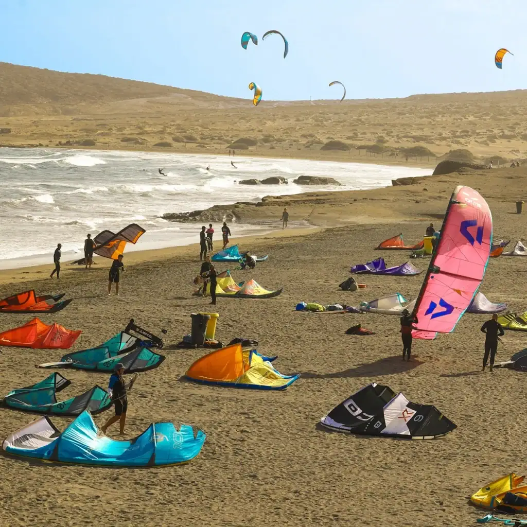 El Médano na Tenerife – kite surfaři na jedné z nejhezčích pláží Tenerife