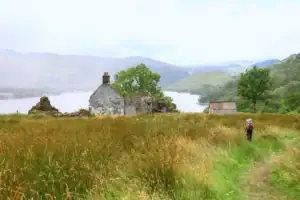 Výhled na jezero Loch Lomond a okolní kopce během přechodu West Highland Way