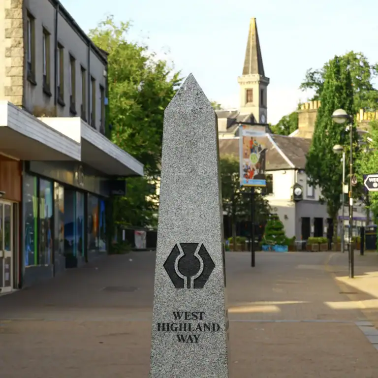 obelisk na startu treku West Highland Way ve Skotsku