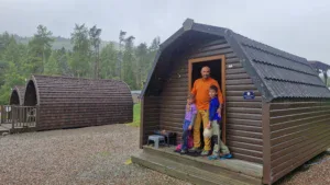 dřevěna turistická chatka v kempu v Tymdrum, Skotsko