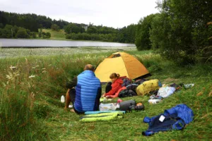 kempování na břehu jezera Craigallian Loch u Milngavie