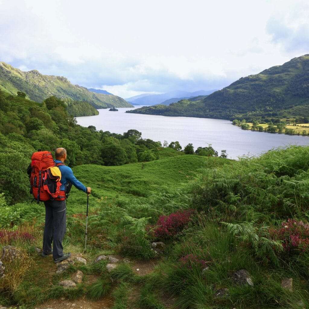 muž shlížející z trasy West Highland Way na jezero Loch Lomond